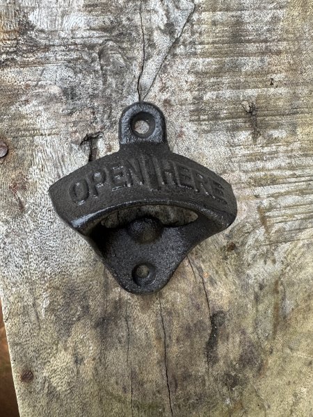 Kapsylöppnare väggmodell i järn med text