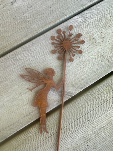 Rostig älva med maskros blomma 