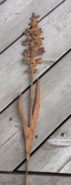 Rostig hög blomma ”växtstöd” med blad på stick / pinne 