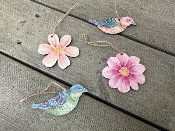 Hänge, tags skylt i trä fåglar och blommor 