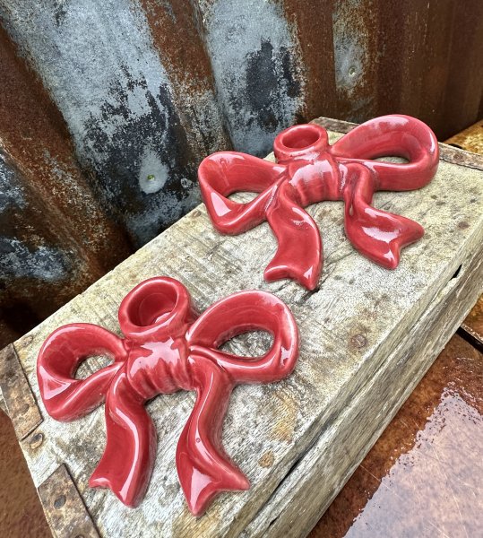 Rosett ljusstake i röd nyans 