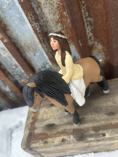 Ridande tärna Lova på häst