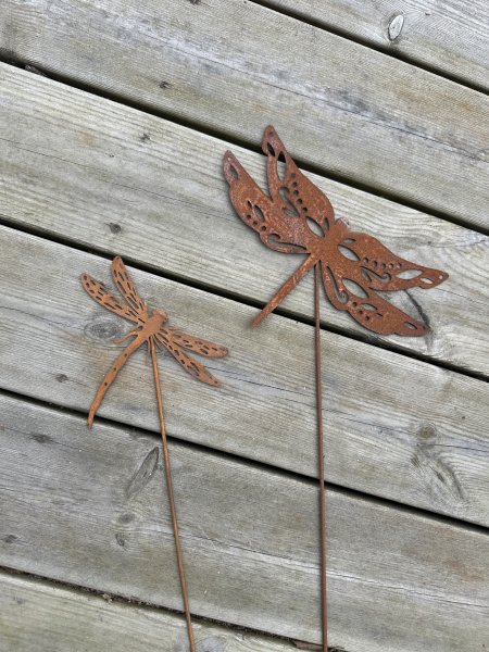 Trollslända i rost på pinne växtstöd trädgårds dekoration