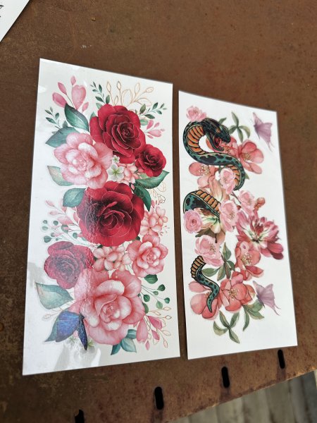 Tatuering med blandade motiv av blommor, djur mm