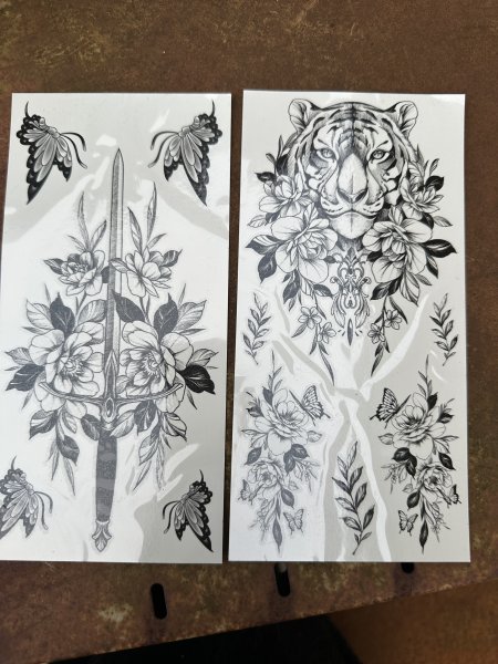Tatuering med blandade motiv av blommor, djur mm