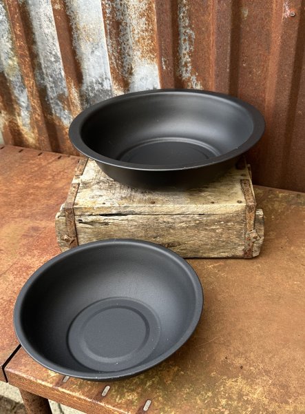 Svart skål med kant 