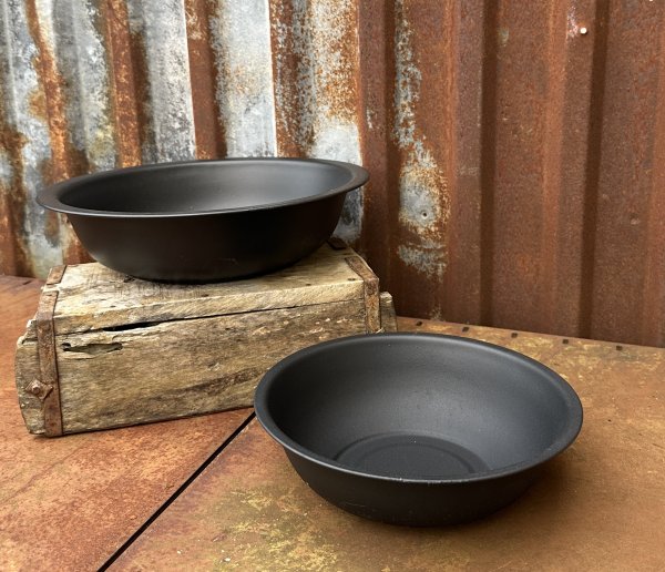 Svart skål med kant 