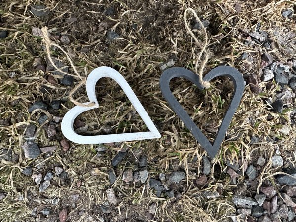 Hjärta i trä vitt och grått med snöre upptill 