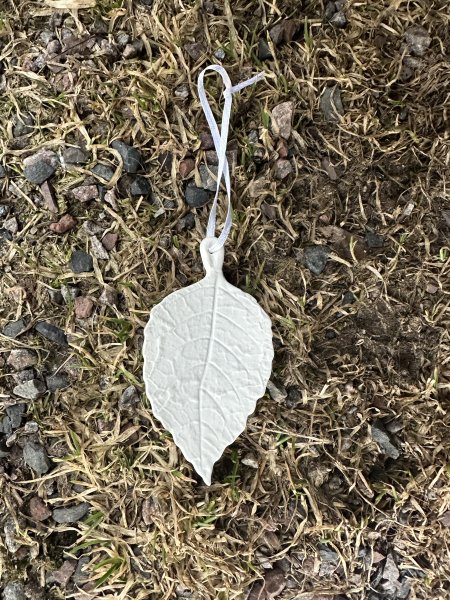 Vitt löv i porslin att hänga och dekorera med 