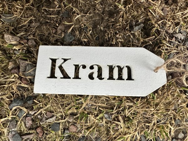 Vit Kram skylt i trä med snöre 