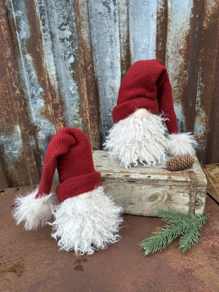 Tomte Trulls med yvigt skägg och stickad röd luva 