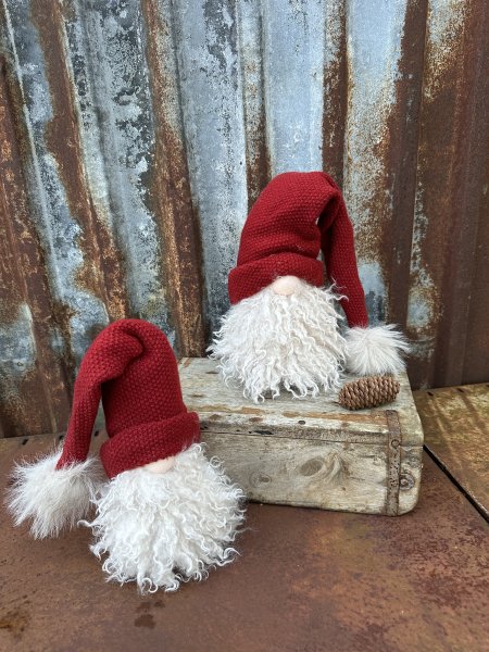 Tomte Trulls med yvigt skägg och stickad röd luva 