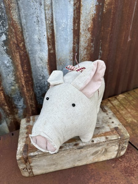Elsa julgris i nostalgi modell linne beige med band 