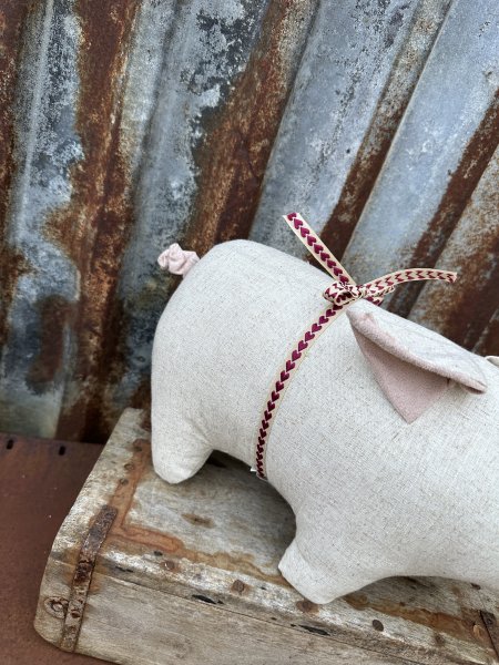Elsa julgris i nostalgi modell linne beige med band 