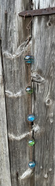 Girlang på kedja i rost med kulor av glas