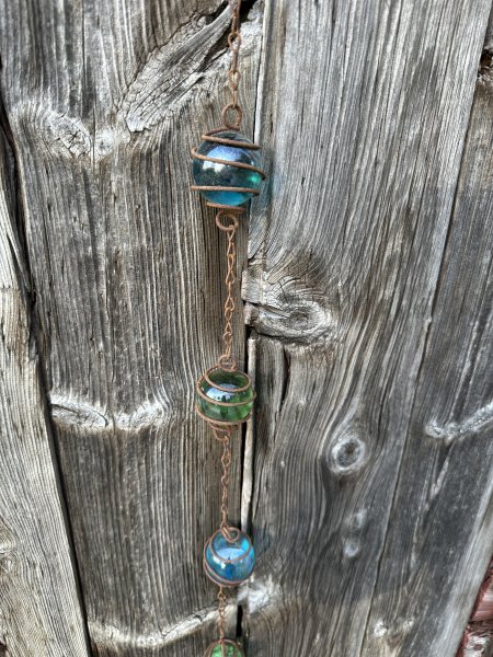 Girlang på kedja i rost med kulor av glas