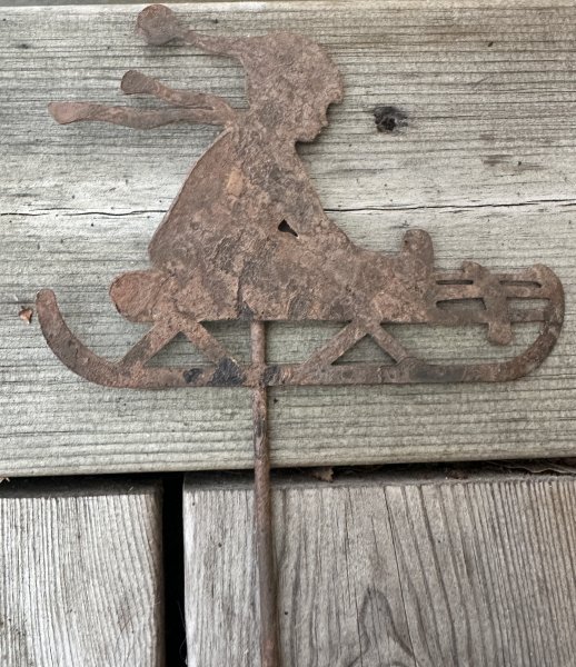 Rostig pojke på kälke på stick / pinne