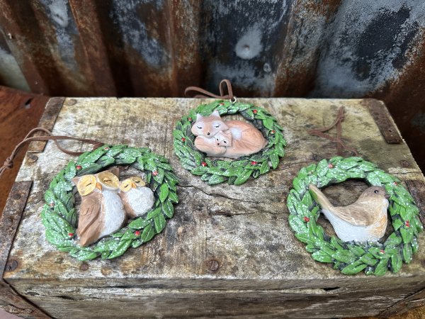 Vinter krans med fågel och räv