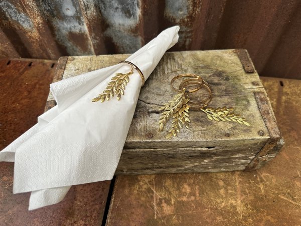 Vacker servettring 4-pack med blad i guld