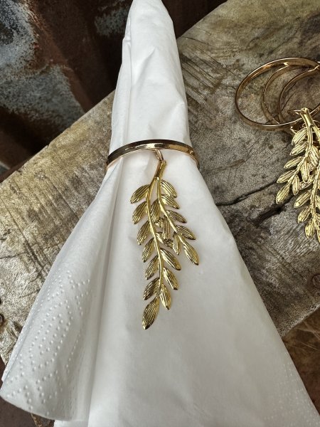 Vacker servettring 4-pack med blad i guld