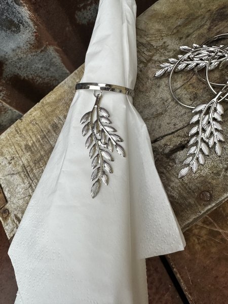 Vacker servettring 4-pack med blad i silver 