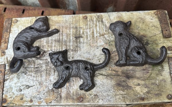 Krok i gjutjärn formad som en katt 