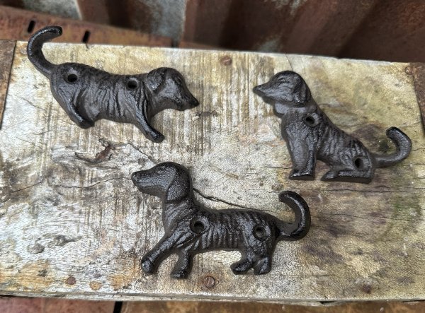 Krok i gjutjärn formad som en hund 