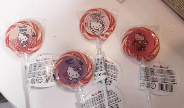 Klubba Hello Kitty i snurr modell med . Går i glada nyanser av lika, rosa, vitt och rött. Säljes slumpvis vald färg och smak.