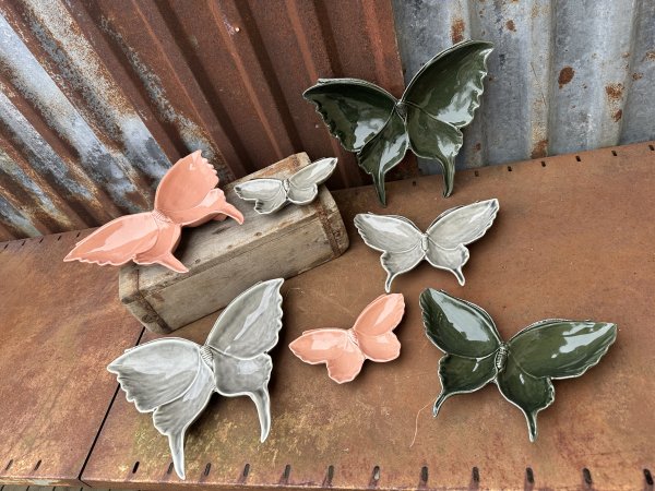 Färgglada fjärilsfat i porslin