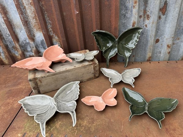 Färgglada fjärilsfat i porslin