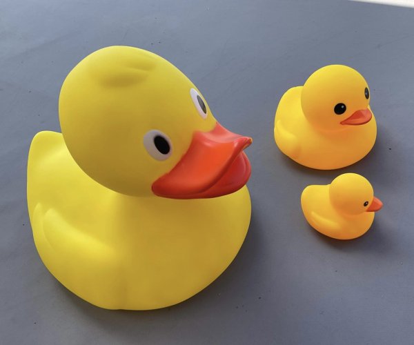 Klassisk gul anka i plast. Perfekt till bad inomhus som utomhus då ankan flyter. Men också rolig att leka med utanför badet då d
