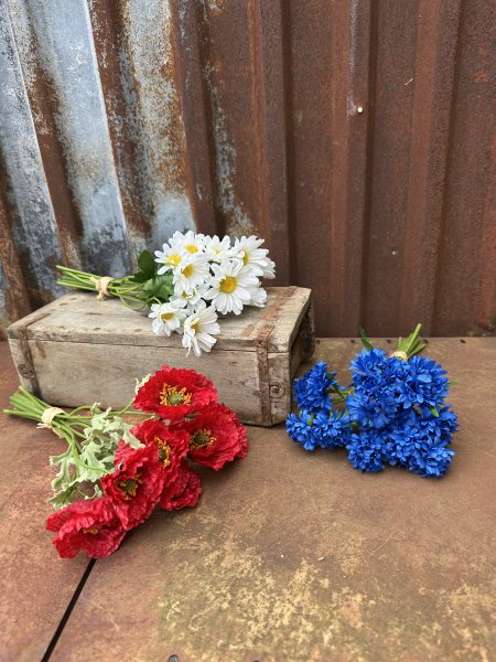 Bukett med sommarblommor prästkrage vallmo blåklint