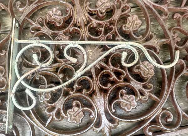 Väggkrok för lyktor och amplar i antik grönt