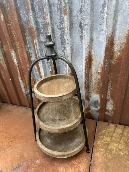 Våningsfat högre med fat i natur trä