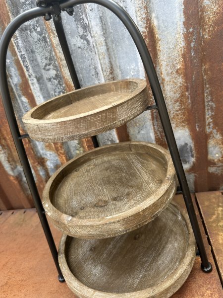 Våningsfat högre med fat i natur trä