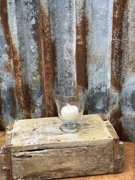 Ljuslykta eller vas i glas med randigt mönster och liten fot. Passar lika bra till värmeljus som till en blomma i snitt / bukett
