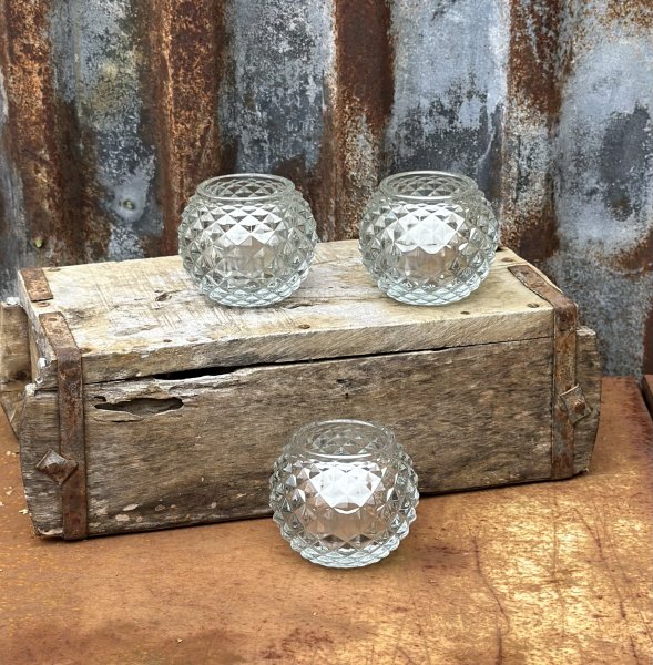 Vacker ljuslykta i glas. Dekorera med fint mönster runt om. Tillverkad i kraftigare glas och är rundad i modellen. Anpassad för