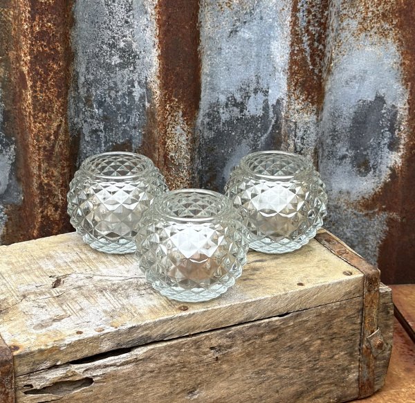 Vacker ljuslykta i glas. Dekorera med fint mönster runt om. Tillverkad i kraftigare glas och är rundad i modellen. Anpassad för