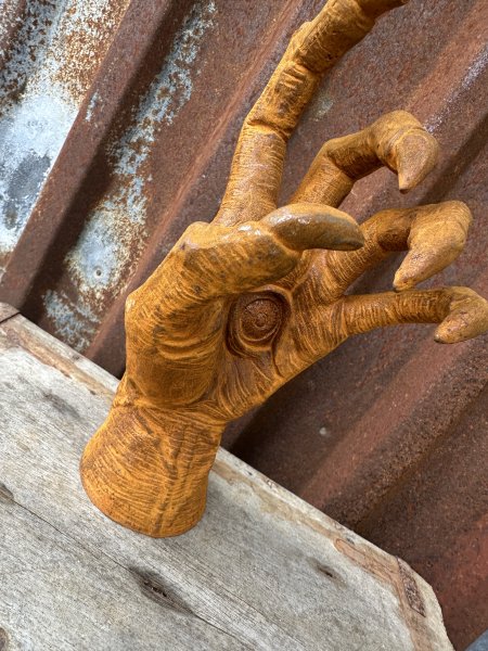 Hand med klor och öga i järn och rost