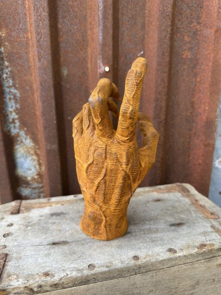 Hand med klor och öga i järn och rost