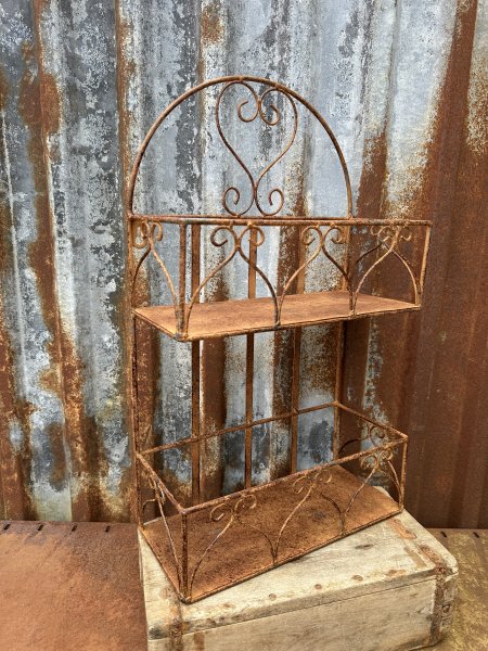 Hylla i rost två våningar med krön