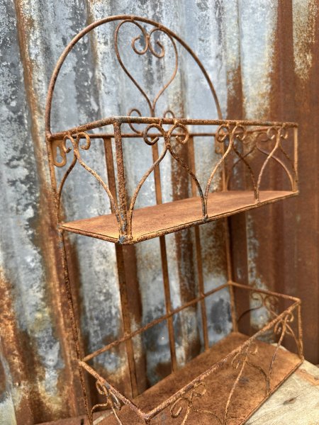 Hylla i rost två våningar med krön