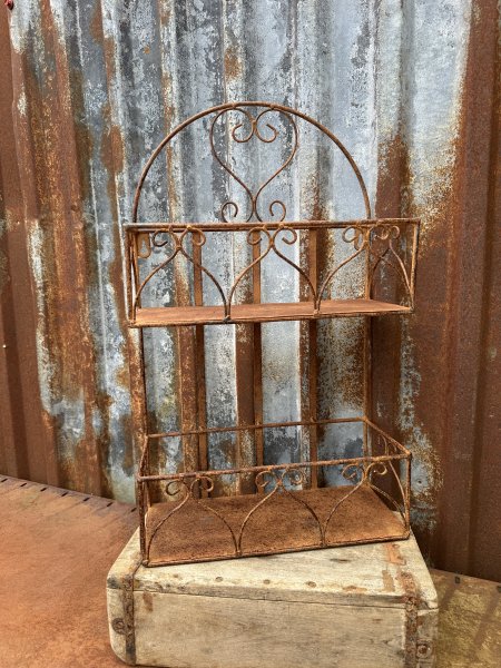 Hylla i rost två våningar med krön