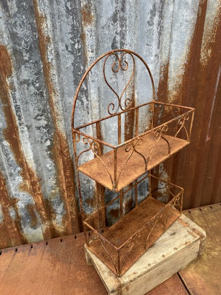 Hylla i rost två våningar med krön