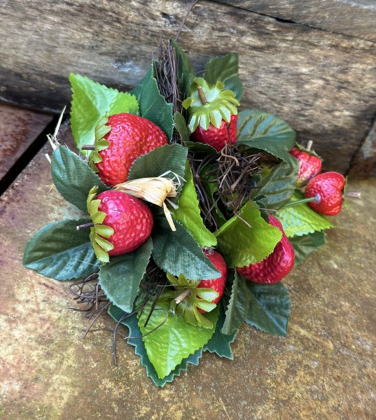 Sommar vacker ljusmanschett med jordgubbar. Formad som en buske /planta med jordgubbar så man kan ha den som dekoration utan at