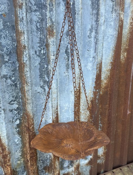 Hängande blomformat fågelbad i rost