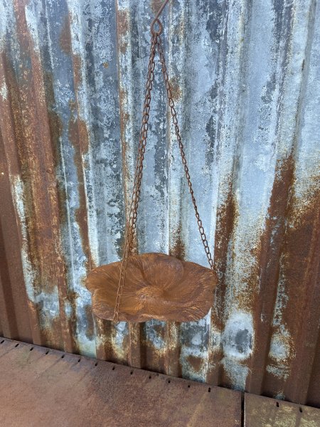 Hängande blomformat fågelbad i rost