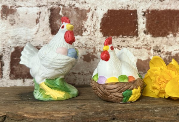 Klassisk vit tupp och höna i keramik