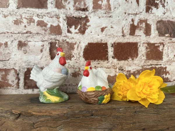 Klassisk vit tupp och höna i keramik