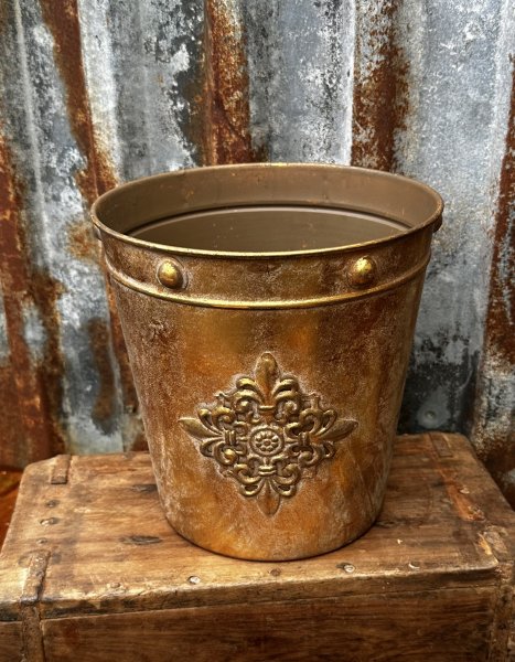 Vacker kruka i guld med dekor 